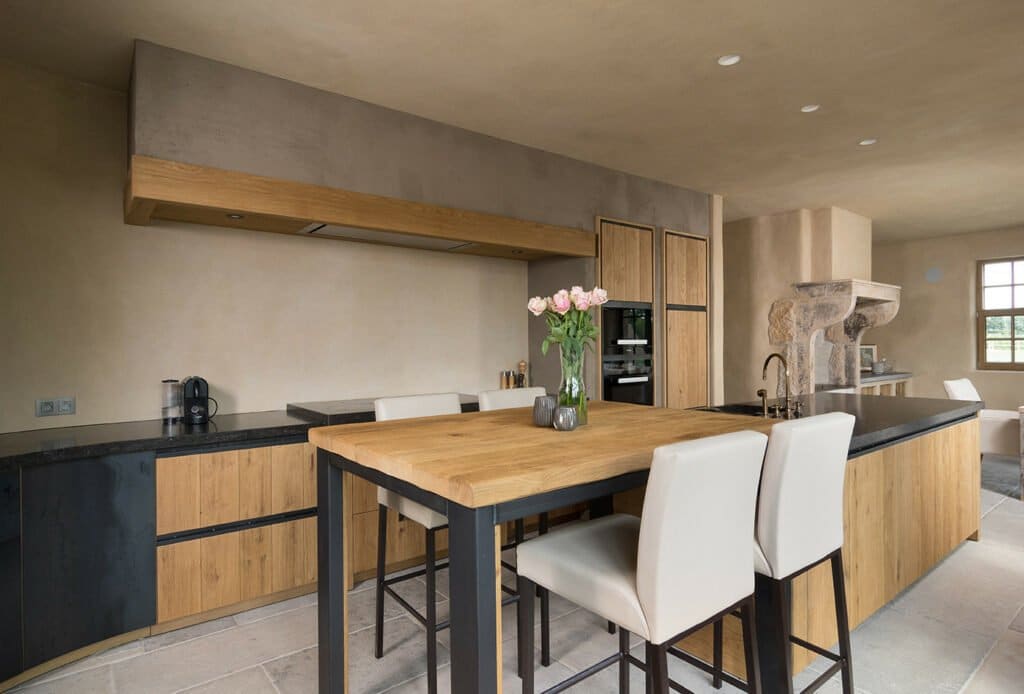 Houten keuken met aardetinten