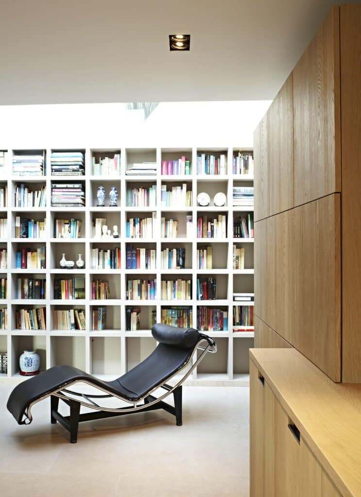Massief wit boekenrek met ligzetel