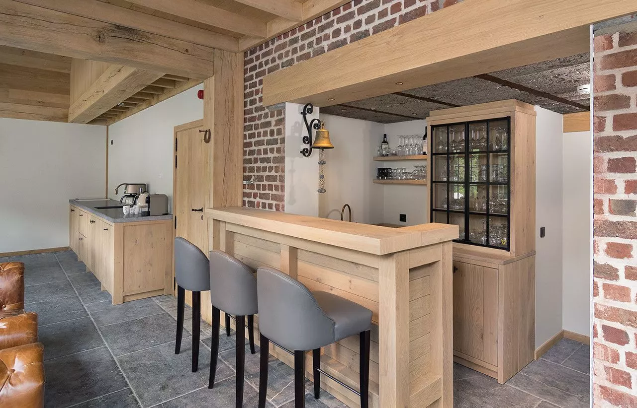 Bar in eik