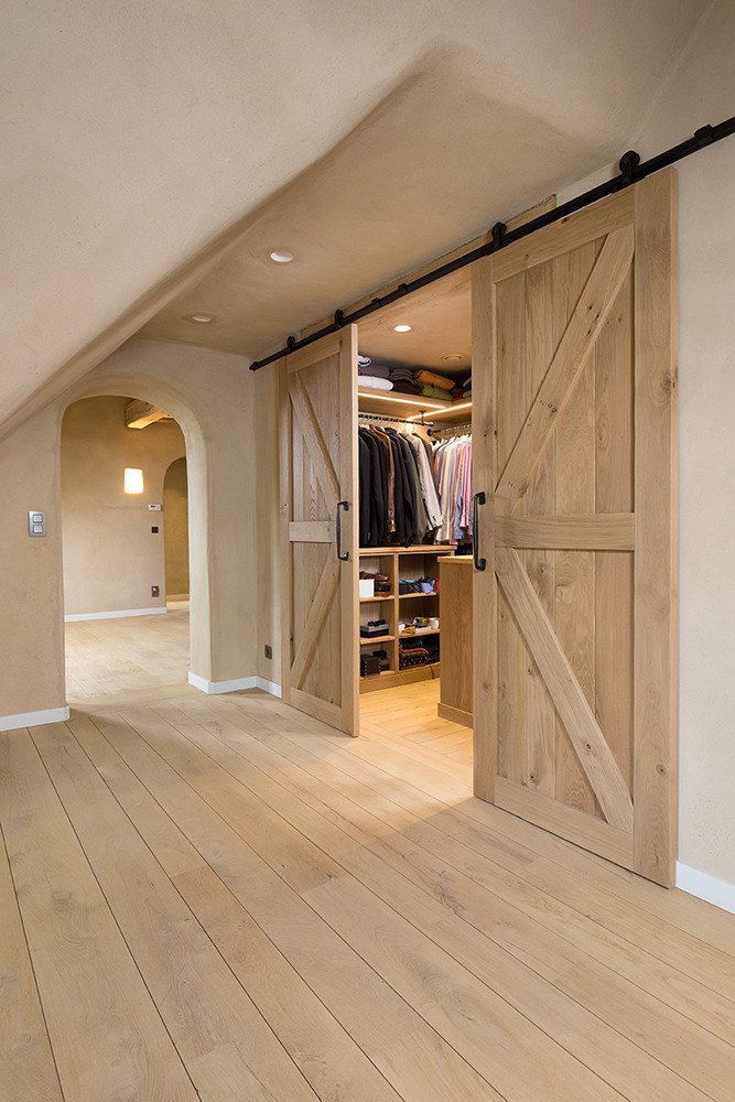 Houten dressoir met schuifdeuren