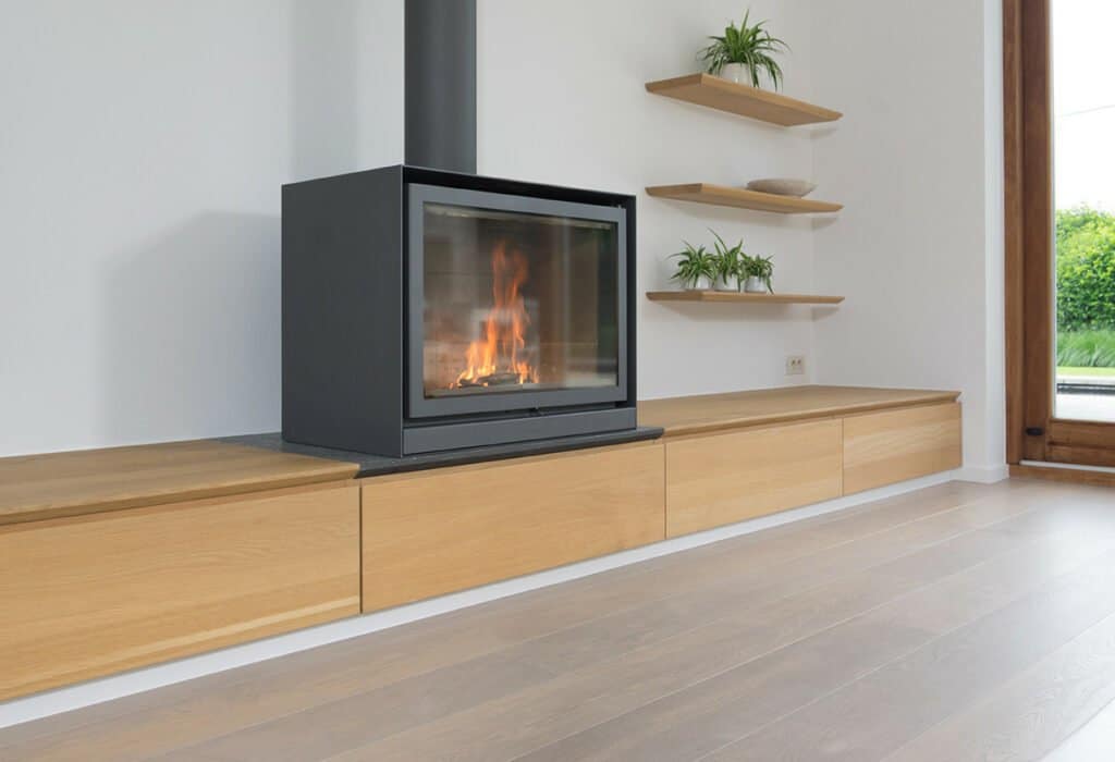Laag eikenhouten meubel met inbouwcassette