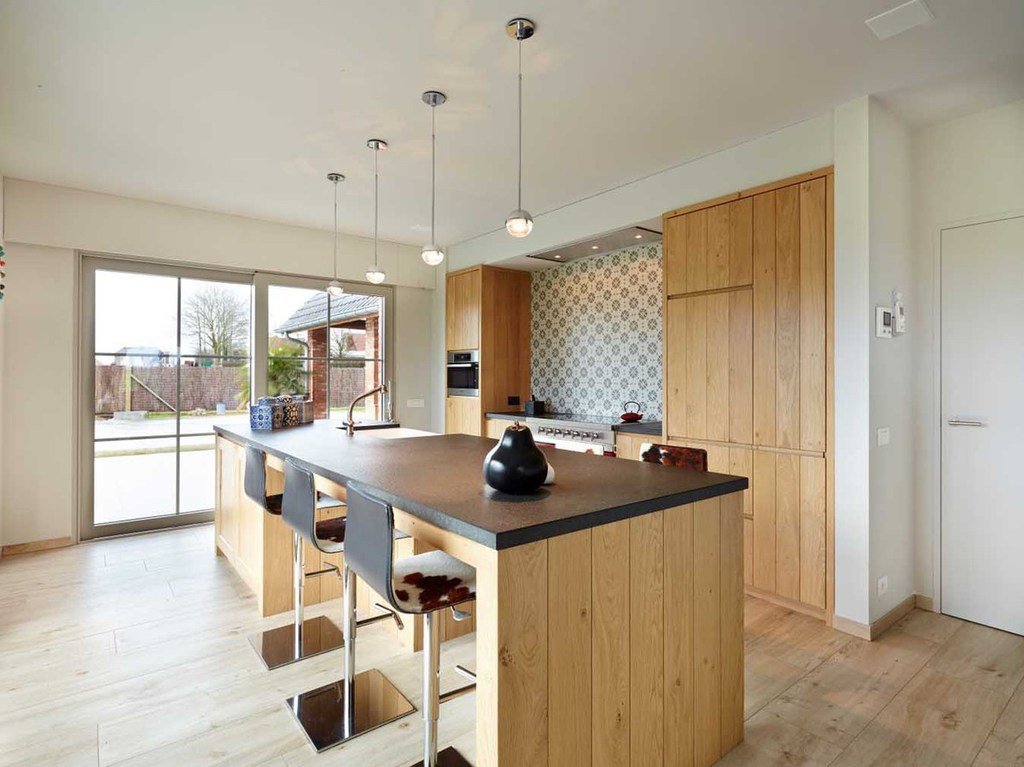 Rustgevende eikenhouten keuken