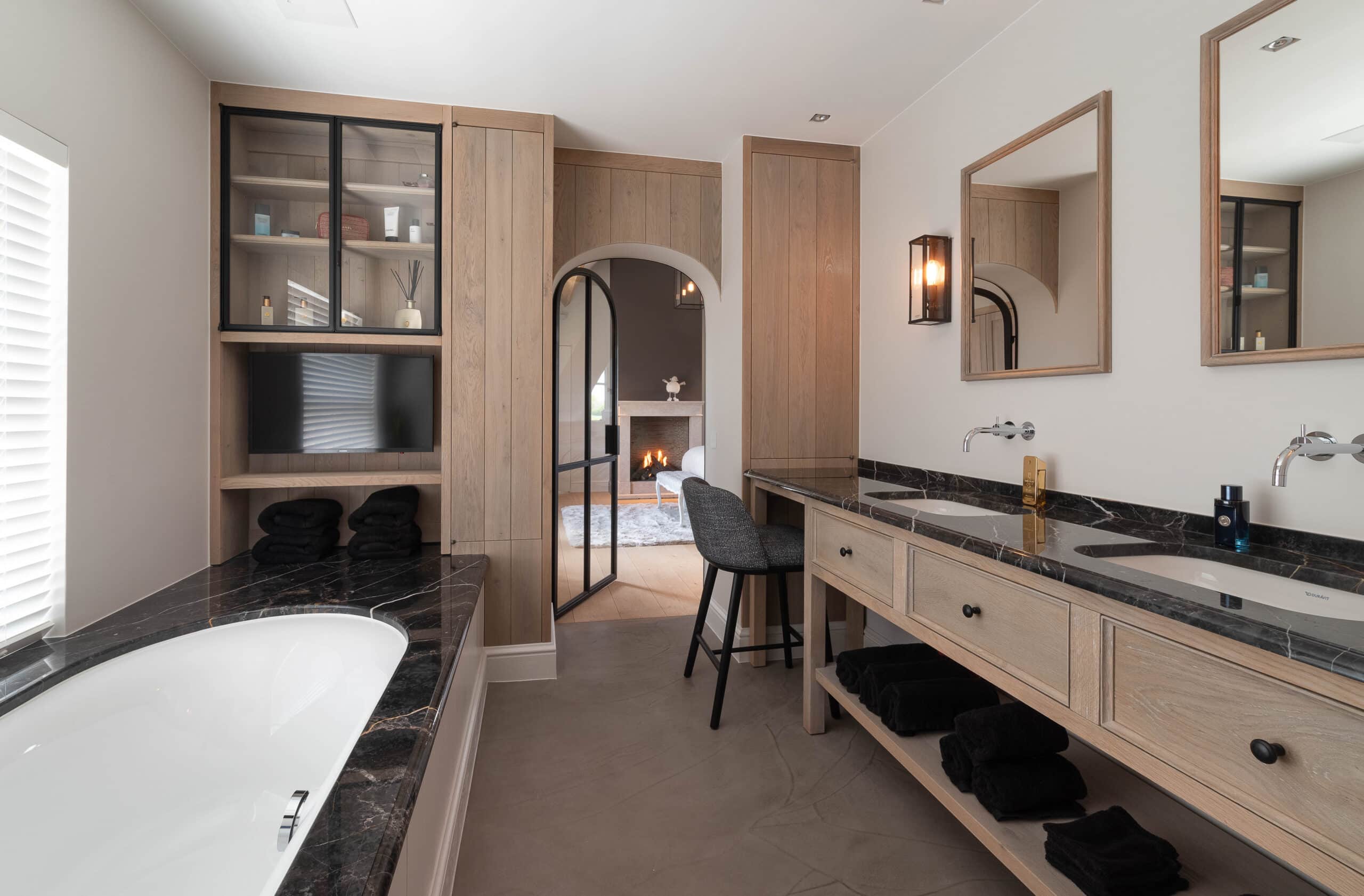 Badkamer in lichte eik